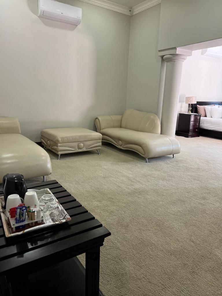 Letsatsing Lodge 勒斯滕堡 外观 照片
