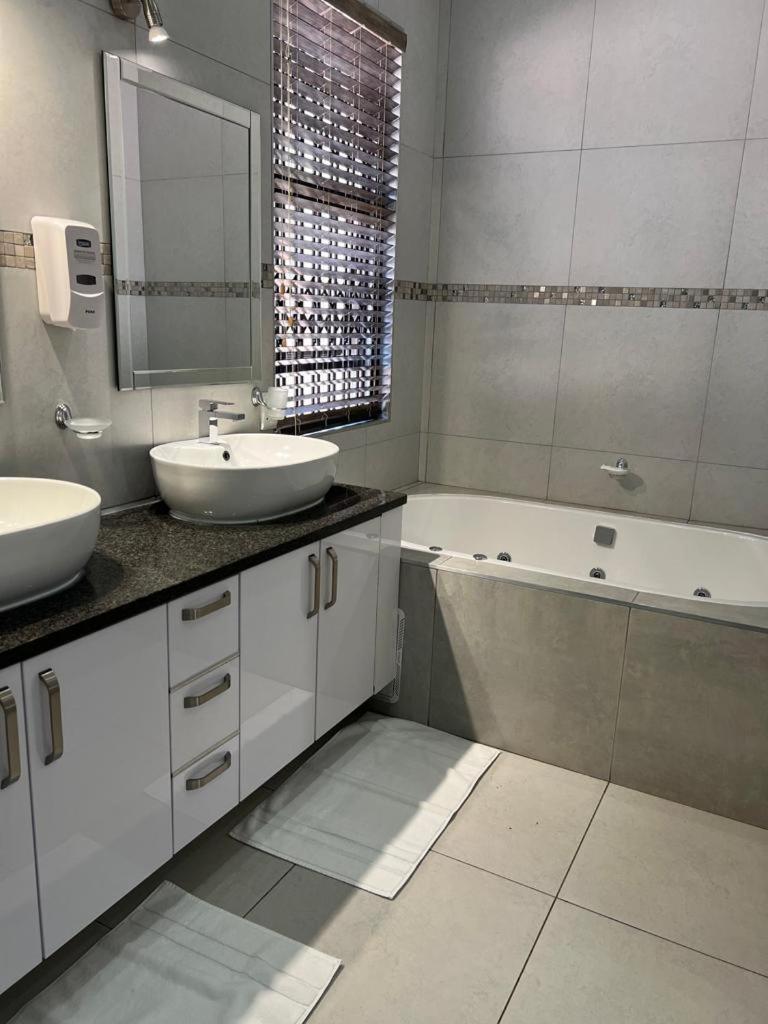 Letsatsing Lodge 勒斯滕堡 外观 照片